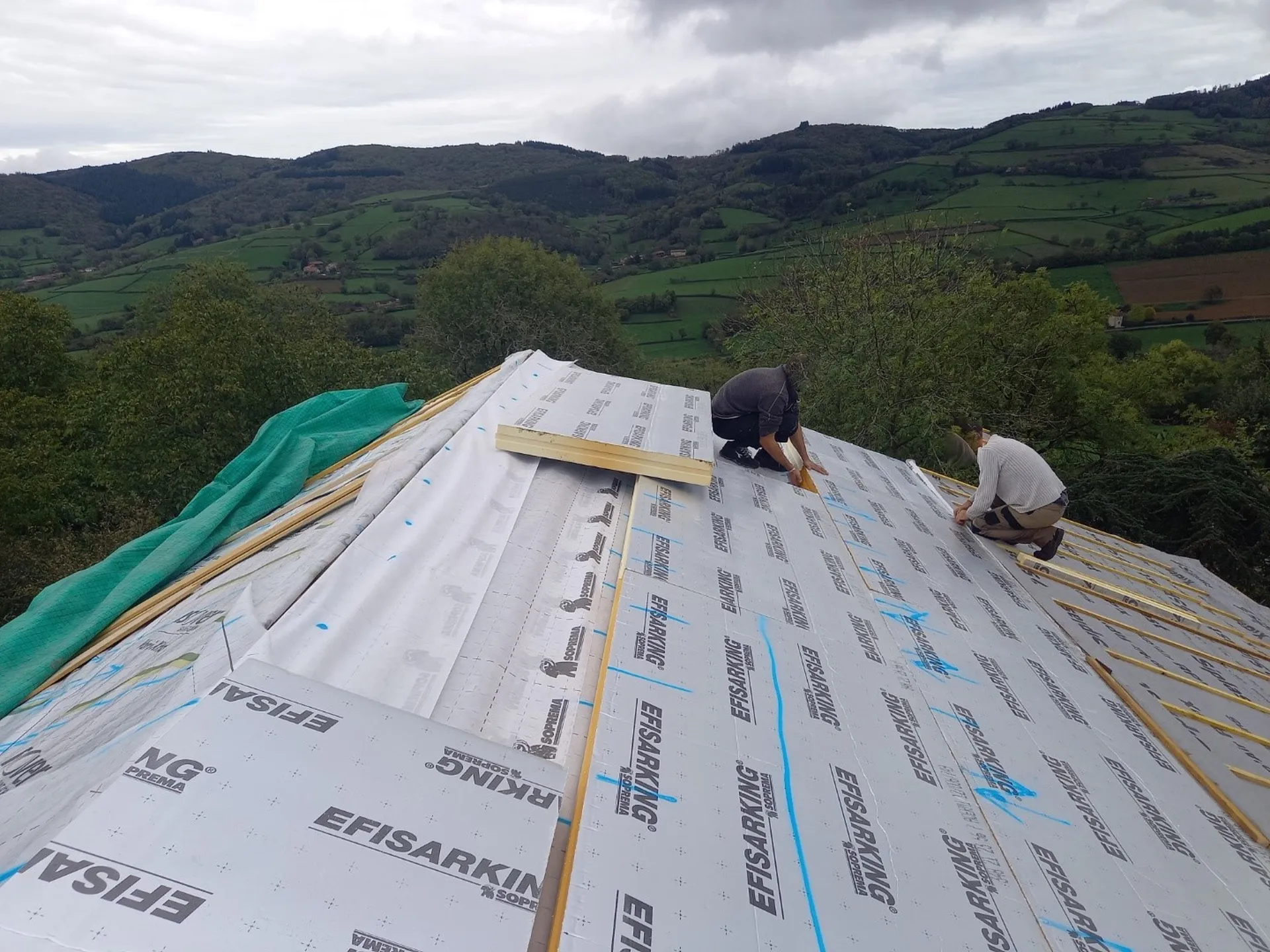 Travaux d’isolation de toiture par sarking permettant d’améliorer la performance énergétique et le confort thermique