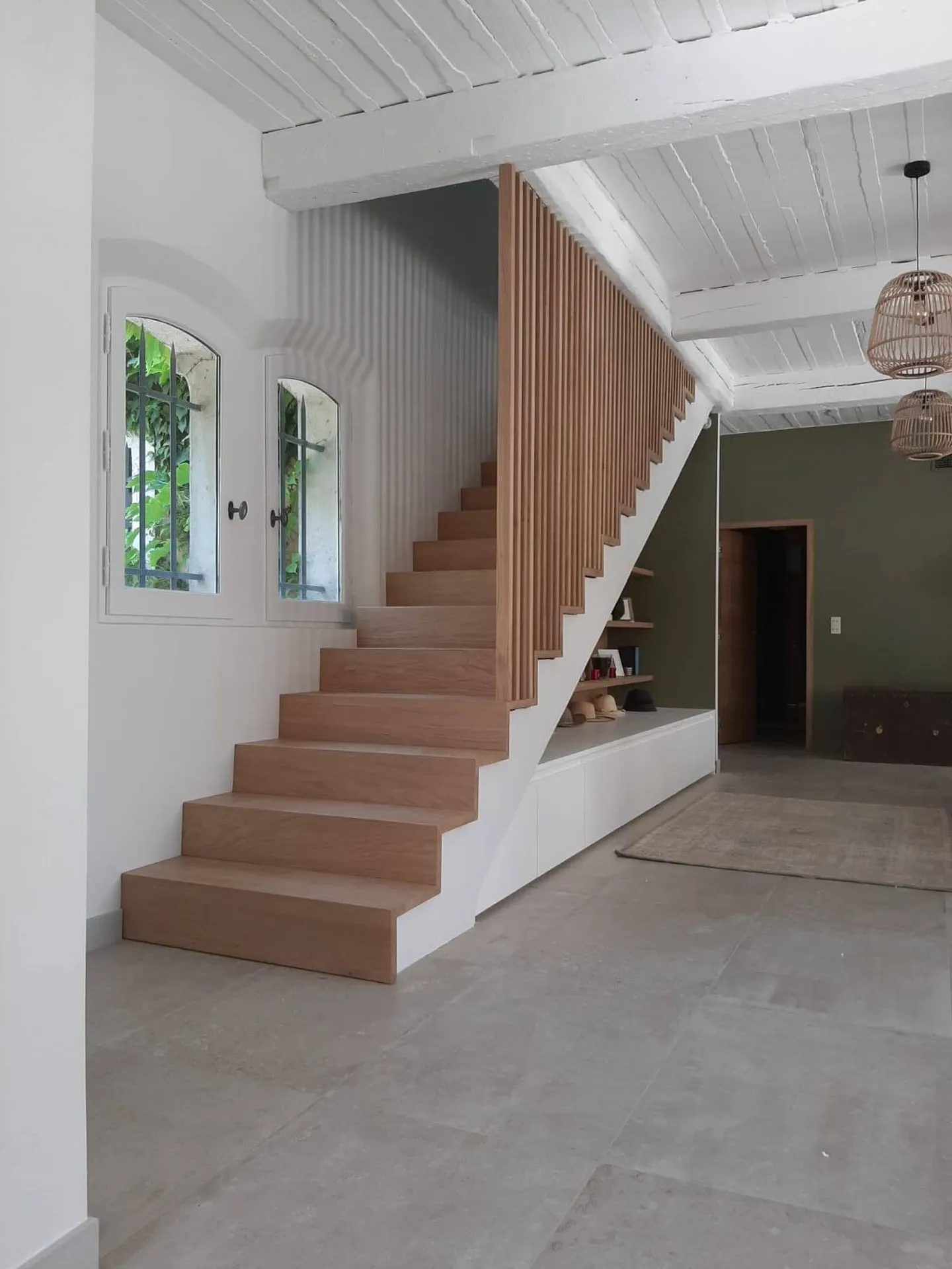 Fabrication et pose d'un agencement complet avec rénovation d'un escalier béton en bois, chêne massif à Aix-en-Provence dans les bouches du Rhône