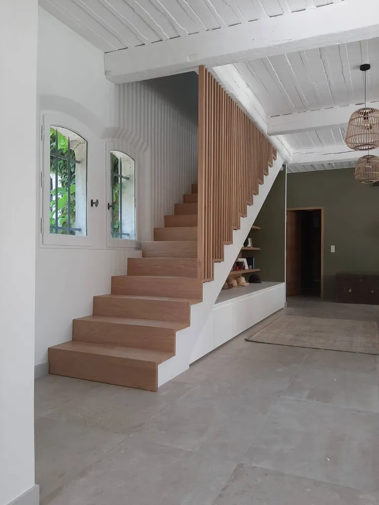 Fabrication et pose d'un agencement complet avec rénovation d'un escalier béton en bois, chêne massif à Aix-en-Provence dans les bouches du Rhône