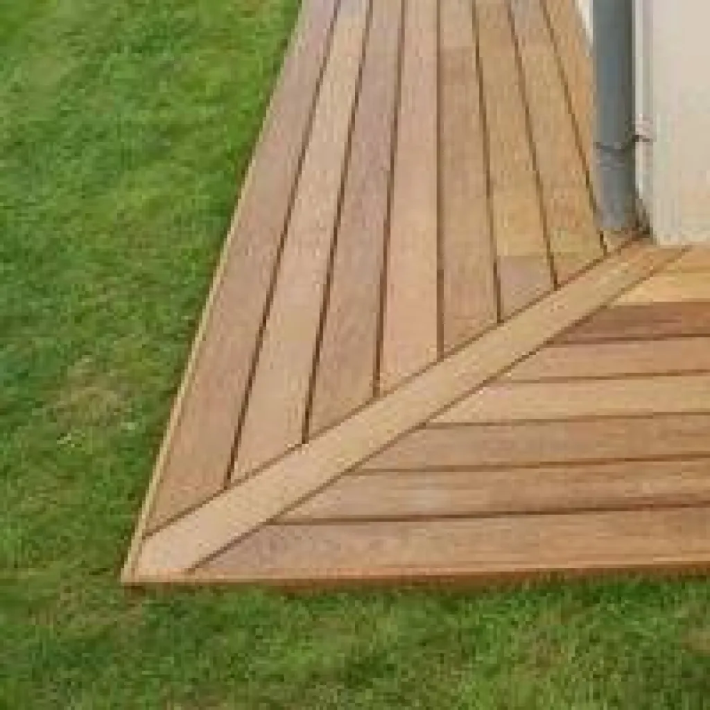 Réalisation d'une terrasse bois sur plots béton au Pyla sur le Bassin d'Arcachon.