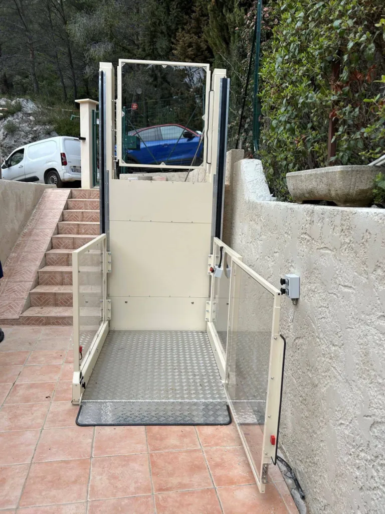 couelur au choix, ici un RAL 1013, pour cette plateforme élévatrice Strategos en extérieur sur 2 niveaux à Marseille