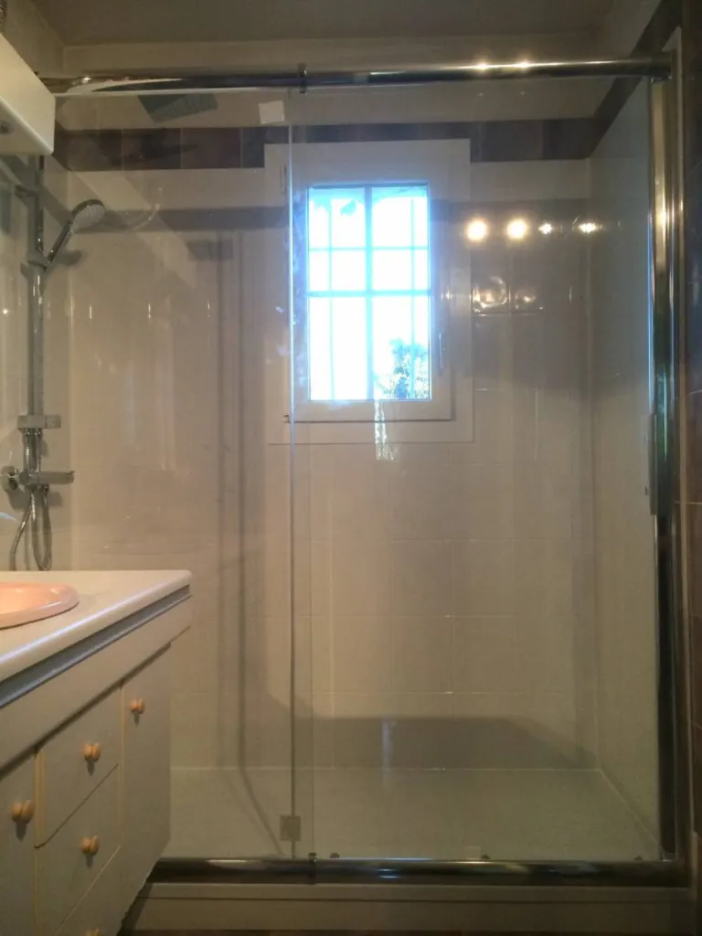 Remplacement baignoire par douche senior sécurisée