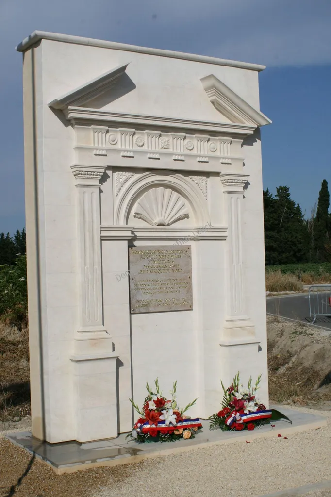 Encadrement massif en pierre d'Estaillades
