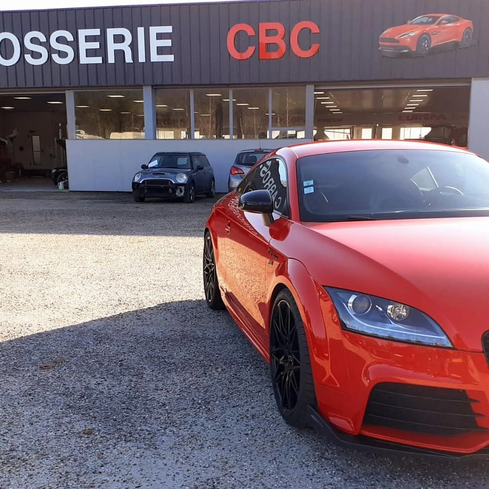 Traitement carrosserie de prestige et rénovation des plastiques extérieurs sur un véhicule de sport