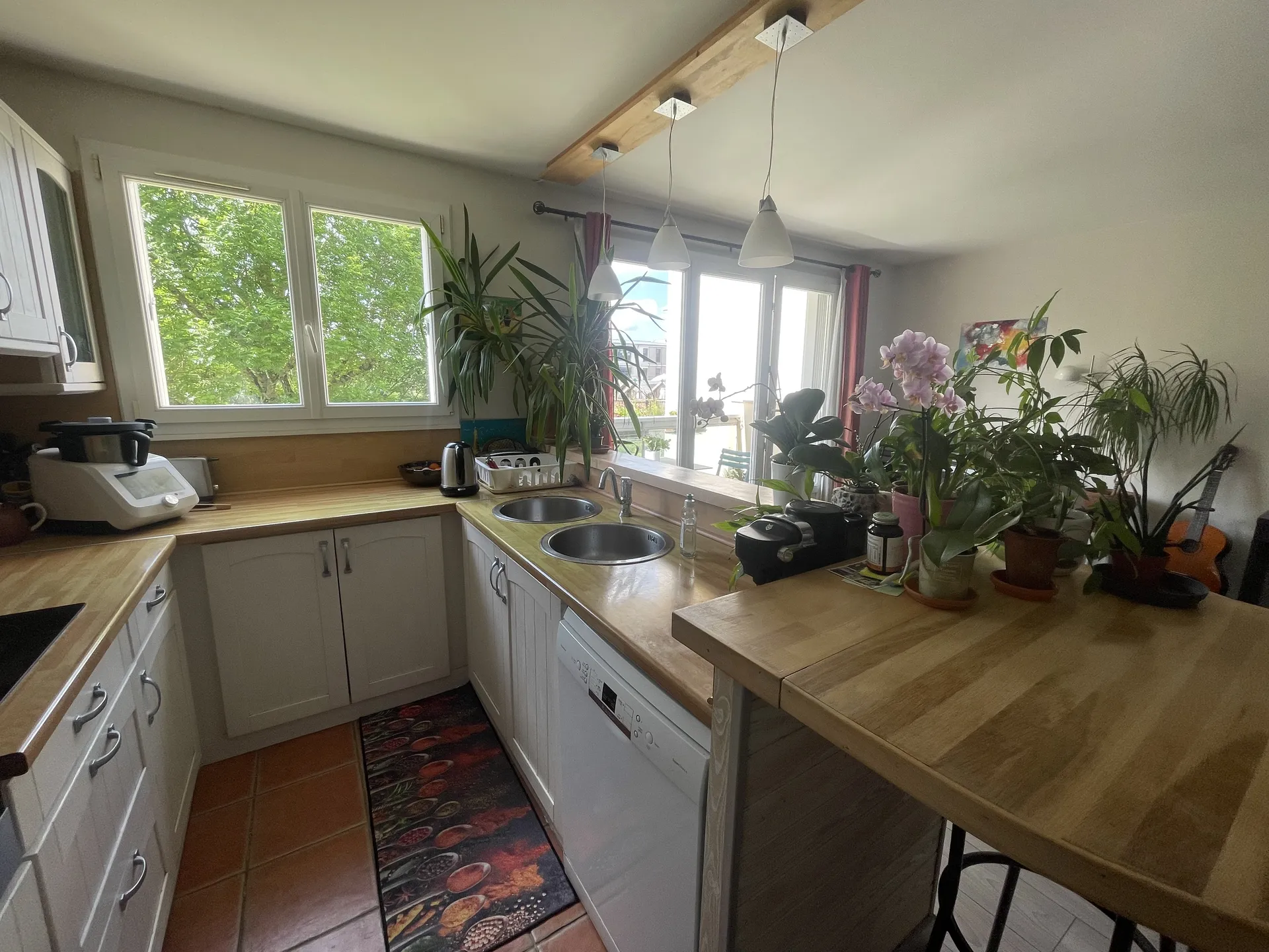 Cuisine américaine avec îlot partiel appartement à acheter à croissy sur seine par helix immobilier le vesinet
