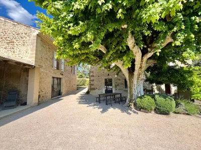 Propriété au cœur de Beaumes-de-Venise avec 3 gites et piscine sur 1500 m² entre Dentelles et Mont Ventoux.