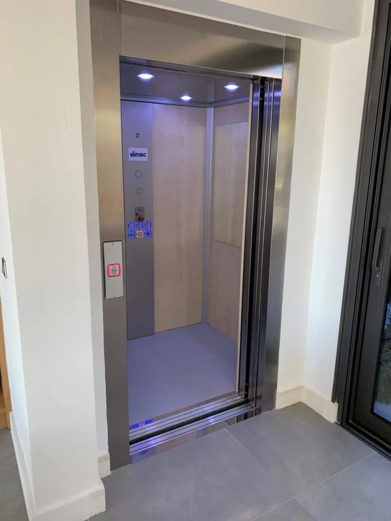 Autre point de vue de l'intérieur de la cabine d'ascenseur de maison VIMEC en intérieur sur 3 niveaux avec accès d'équerre et portes télescopiques près de Fréjus entre Aix en Provence et Cannes