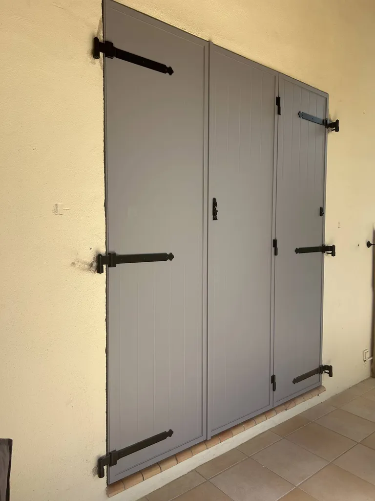 Installation de volets battants en aluminium dans le Luberon