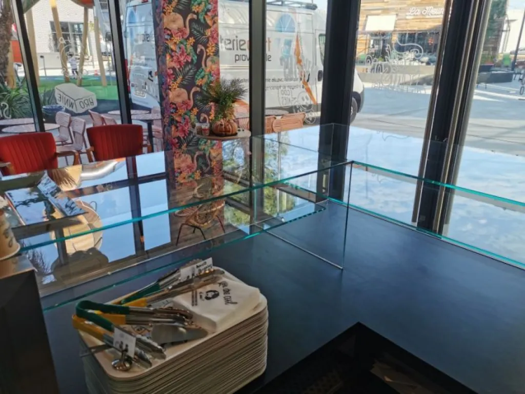 Vitrine en verre pour une boulangerie sur ARLES dans les bouches du Rhône
