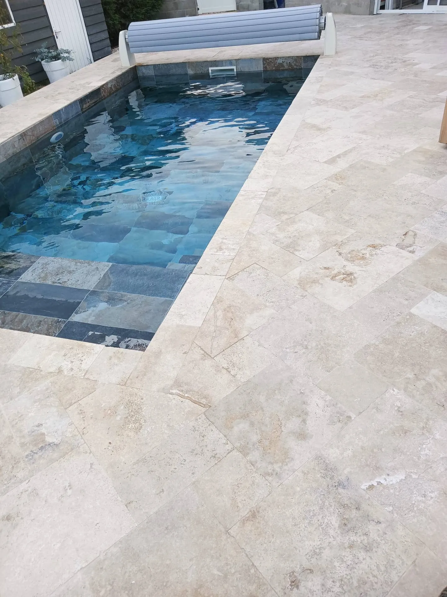 EOS Carrelage : Expert en revêtements et aménagements exclusifs pour terrasses, piscines et jardins dans les Bouches-du-Rhône