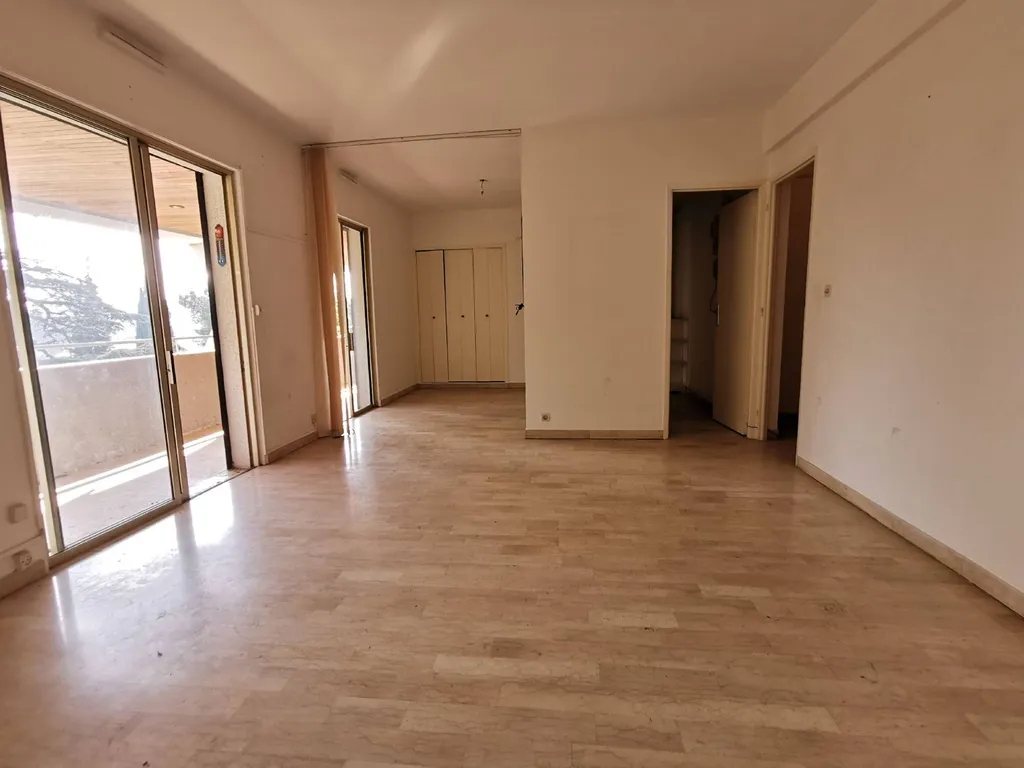 A vendre appartement  2 Cassis dans résidence de standing au centre du village avec piscine, ascenseur et balcon