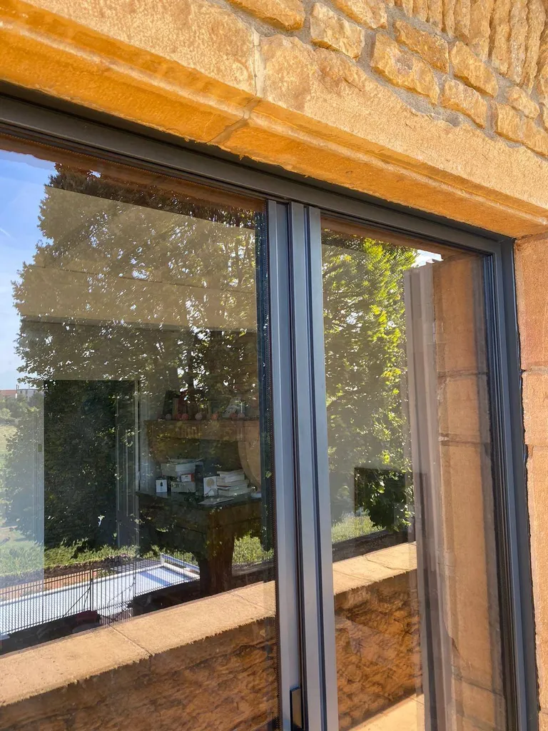 porte 2 vantaux alu kline couleur 7016 dans maison en pierre dorée dans le beaujolais
