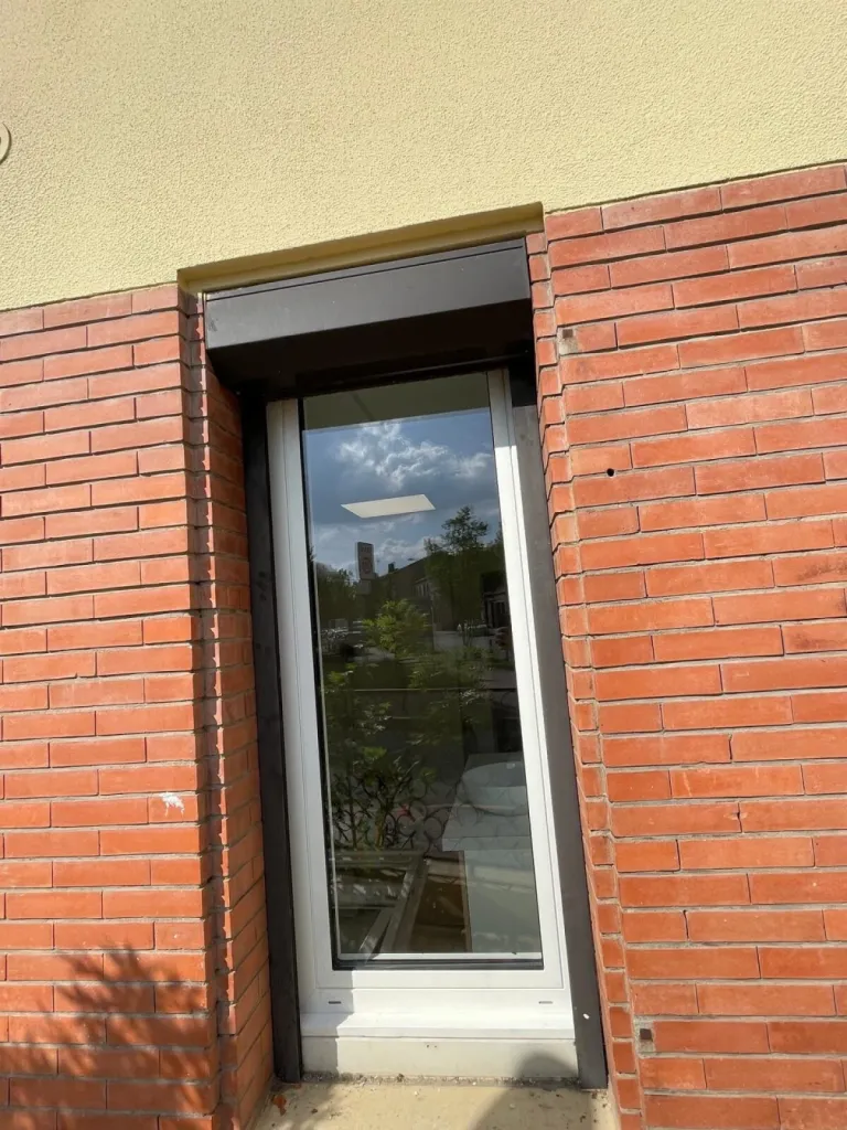 Pose de menuiseries aluminium : porte et grande fenêtre vitrée sur façade de bâtiment à Toulouse
