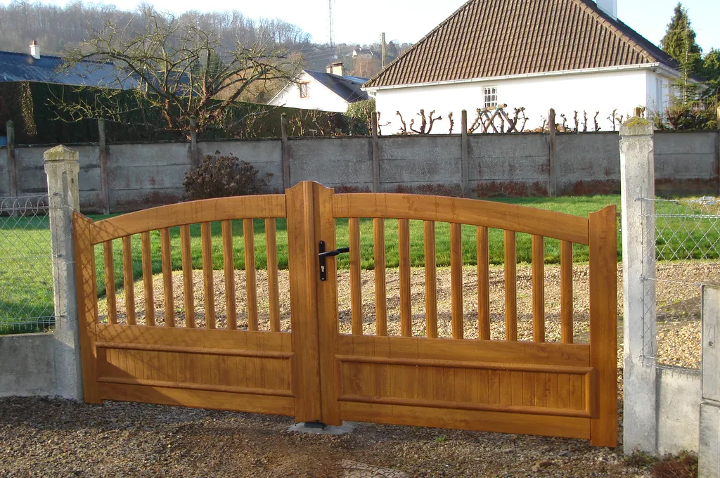 Installation de Portail Motorisé en PVC à 2 Battants pour Particuliers à Grand Quevilly et son Agglomération en Seine-Maritime 76