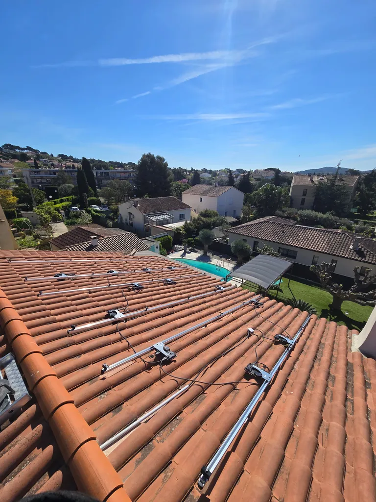 Installation de panneaux photovoltaïques 6 kWc avec batterie virtuelle à Six-Fours-les-Plages : réduisez votre facture et gagnez en autonomie énergétique avec NEXTEK.