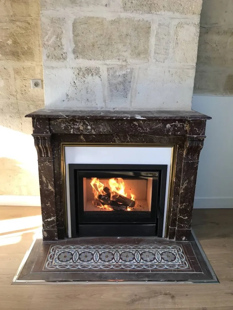 Insert dans cheminée capucine sur bordeaux 