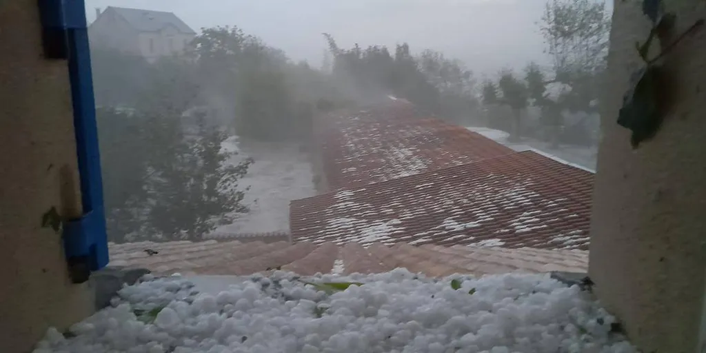 Commissaire de Justice (Huissier) pour constat des dégâts occasionnés par des intempéries sur votre propriété à Lyon, Villeubanne | Constat Toiture, Chute Arbre, Mobilier, Grele, Inondation, Pluie