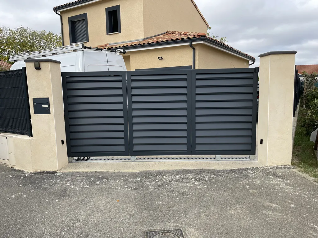 Portail coulissant sectionnel motorisé en acier thermolaqué, réalisé sur mesure à Labarthe-sur-Lèze par Sud Ouest Métal, basé à Pinsaguel.