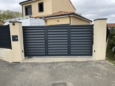 Portail coulissant sectionnel motorisé en acier thermolaqué, réalisé sur mesure à Labarthe-sur-Lèze par Sud Ouest Métal, basé à Pinsaguel.