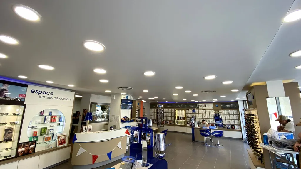 Plafond blanc mat acoustique BARRISOL dans magasin ATOL de Toulouse by Plafonds Tendus Occitans
