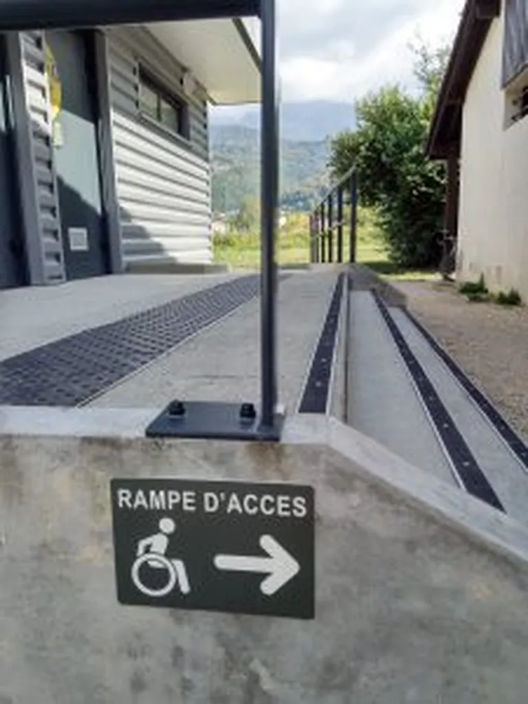 Création et installation de plaques de signalétique adaptée avec braille pour améliorer l’accessibilité d’un club sportif recevant du public à Valence