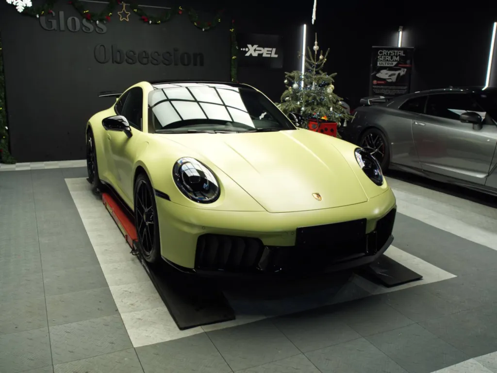 Transformation satinée pour cette Porsche 992 Carrera 4 GTS avec un PPF film de protection XPEL Stealth, appliqué avec précision chez Gloss Obsession.