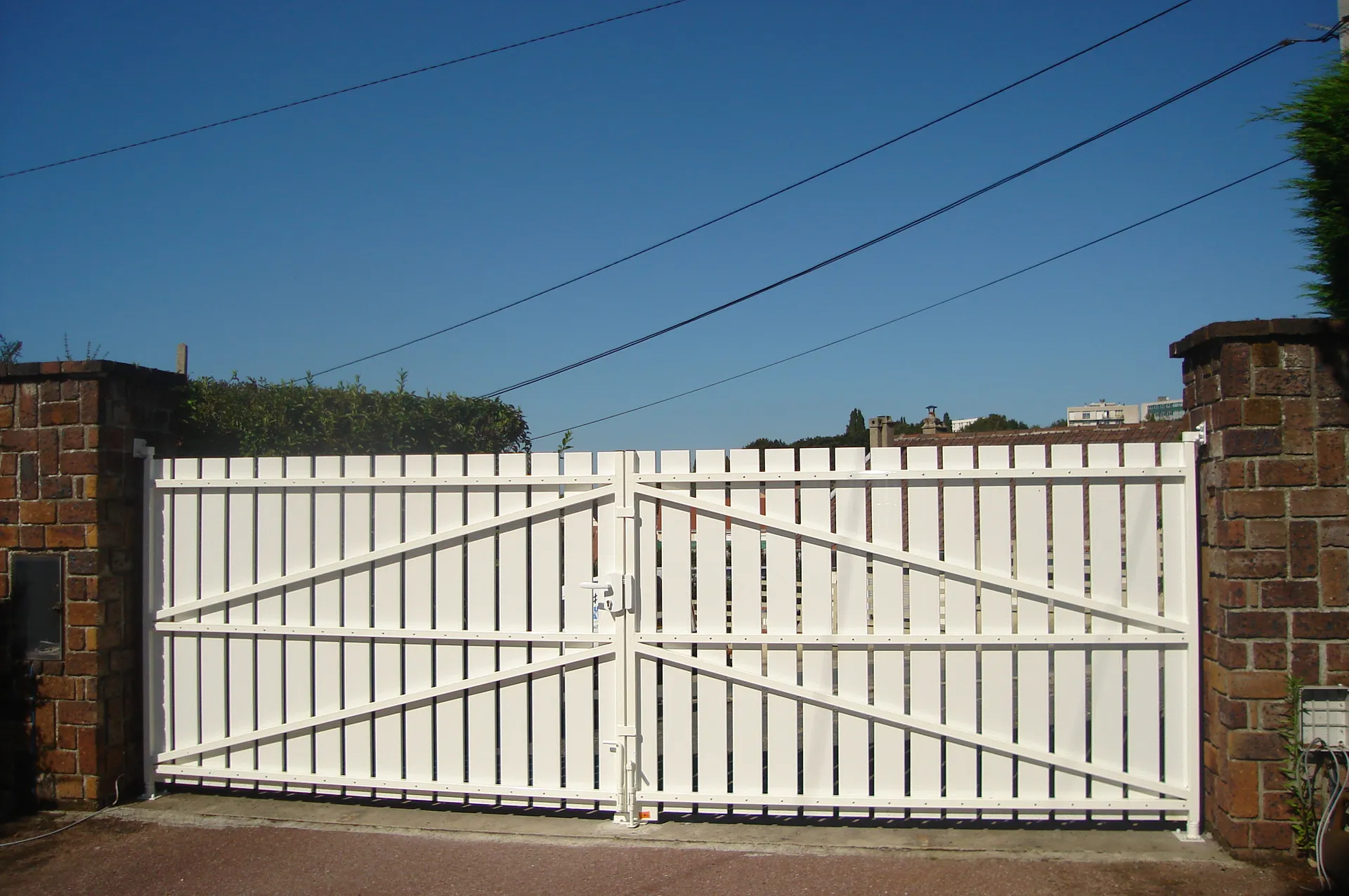 Installation de Portail Motorisé en PVC à 2 Battants pour Particuliers à Grand Quevilly et son Agglomération en Seine-Maritime 76
