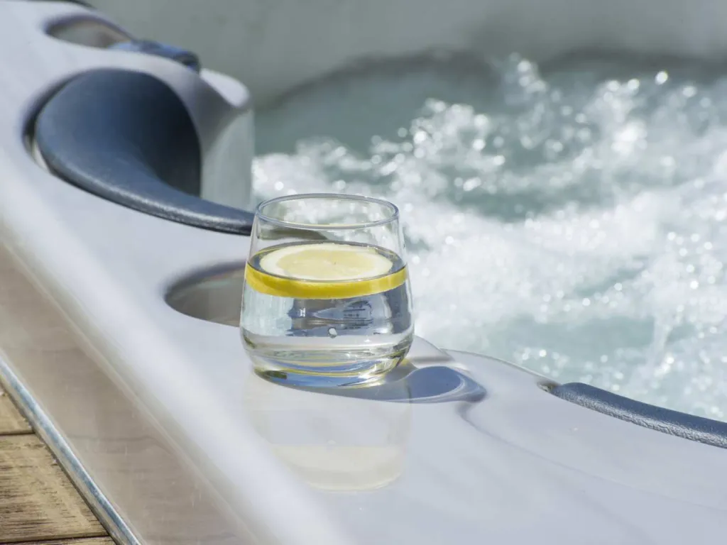 photos de spas en situation en gros plan avec verre d'eau et rondelle de citron