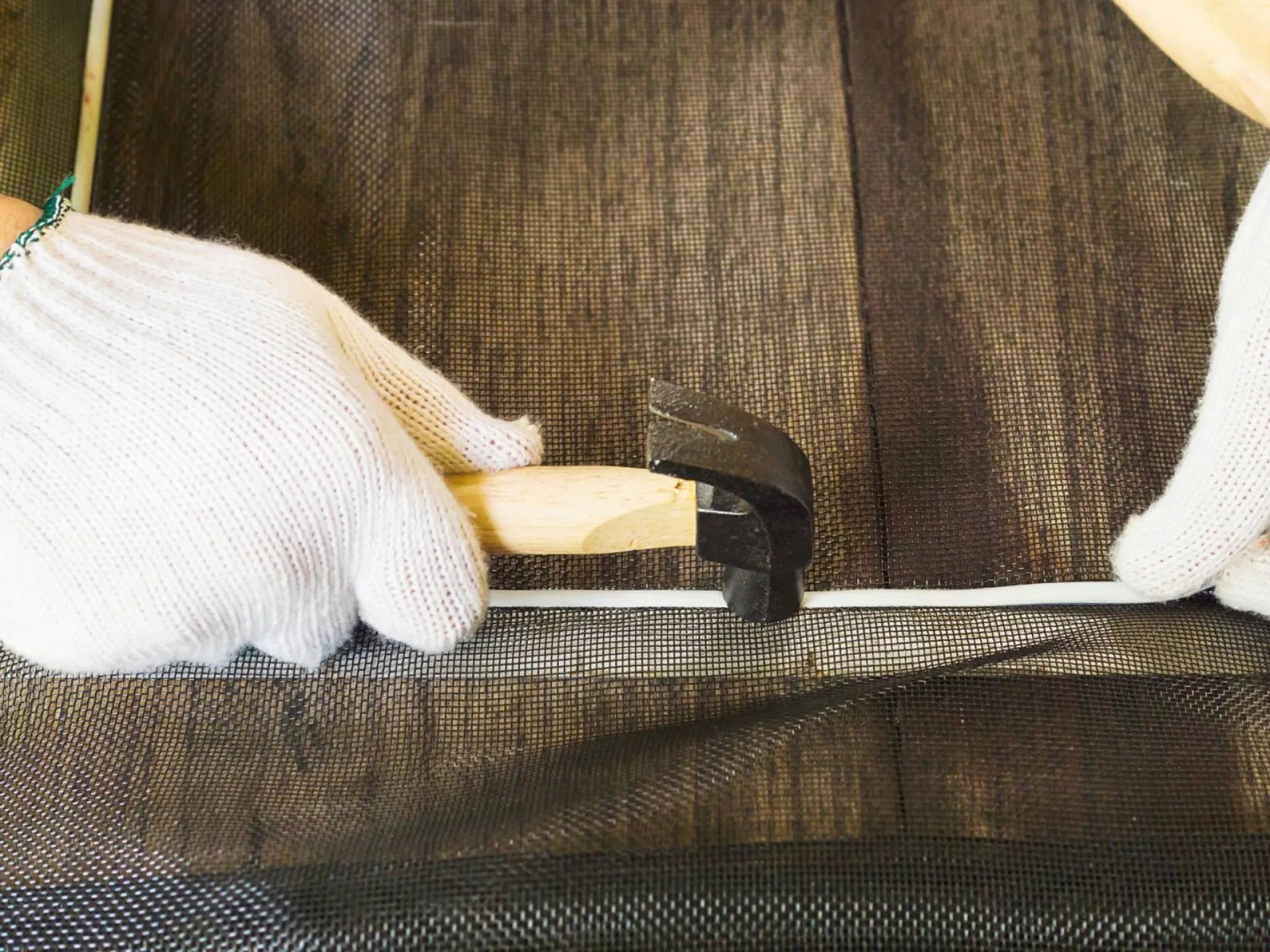 Installation et fixation d'une moustiquaire fixe pour fenêtres à Hyères dans le Var