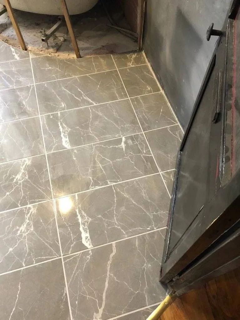 Entreprise de construction pour Remplacement de carrelages de salle de bain suite à dégât des eaux à Marseille 13016