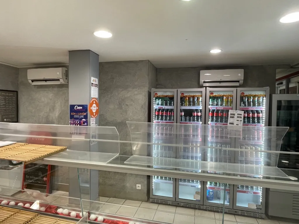Pose d'une climatisation réversible de marque LG dans magasin à Deauville par un frigoriste agréé