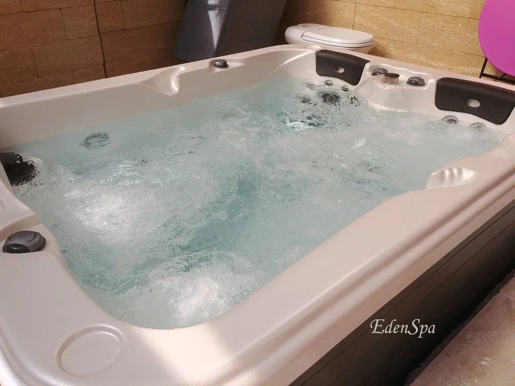 jacuzzi 3 places encastré sous véranda puy sainte reparade