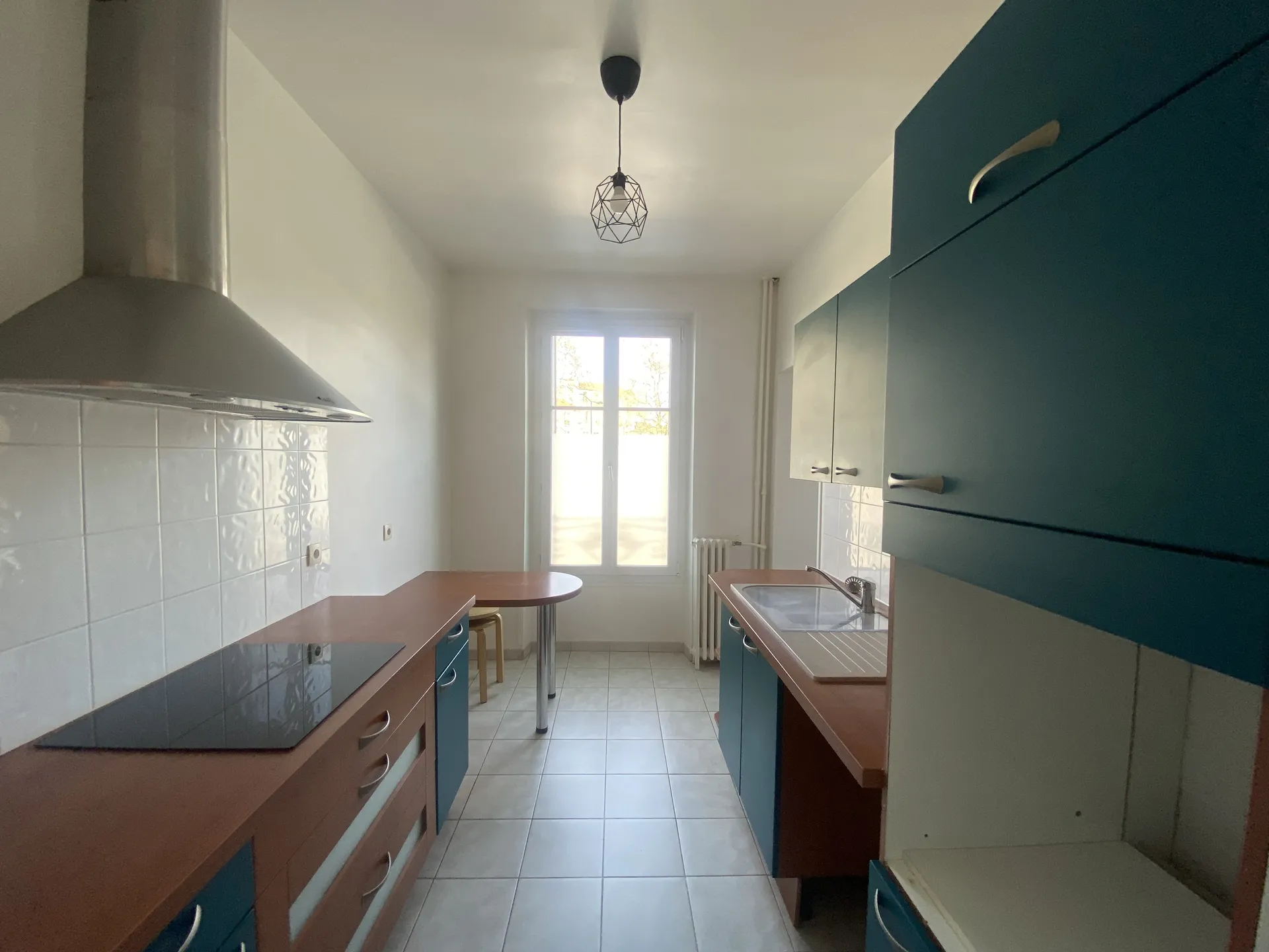 Exclusivité à louer, au Vésinet, un appartement ultra lumineux, traversant et soigné avec 2 chambres ou bureau sur cour intérieure à 5 minutes du RER