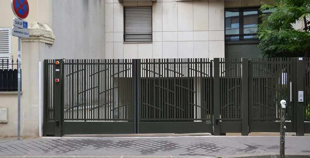 Portail collectif aluminium pour copropriétés