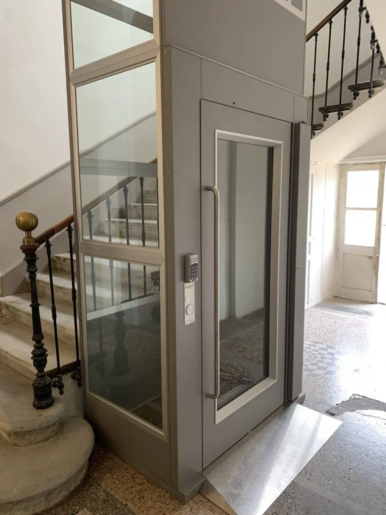 La fosse n'est que de 50 mm pour cet élévateur vertical NAMILIFT à Orange près d'Avignon réalisé par Oval'Access