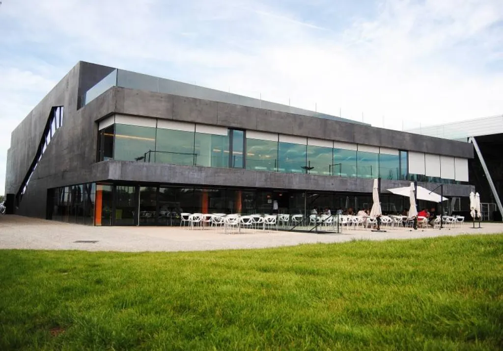 Jouer au foot à 5 au Corner Café à Aix