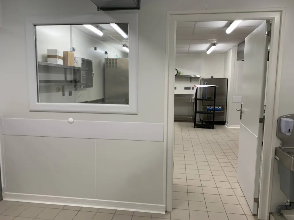Création d'une cloison en panneaux isothermes pour une cuisine d'EHPADE.