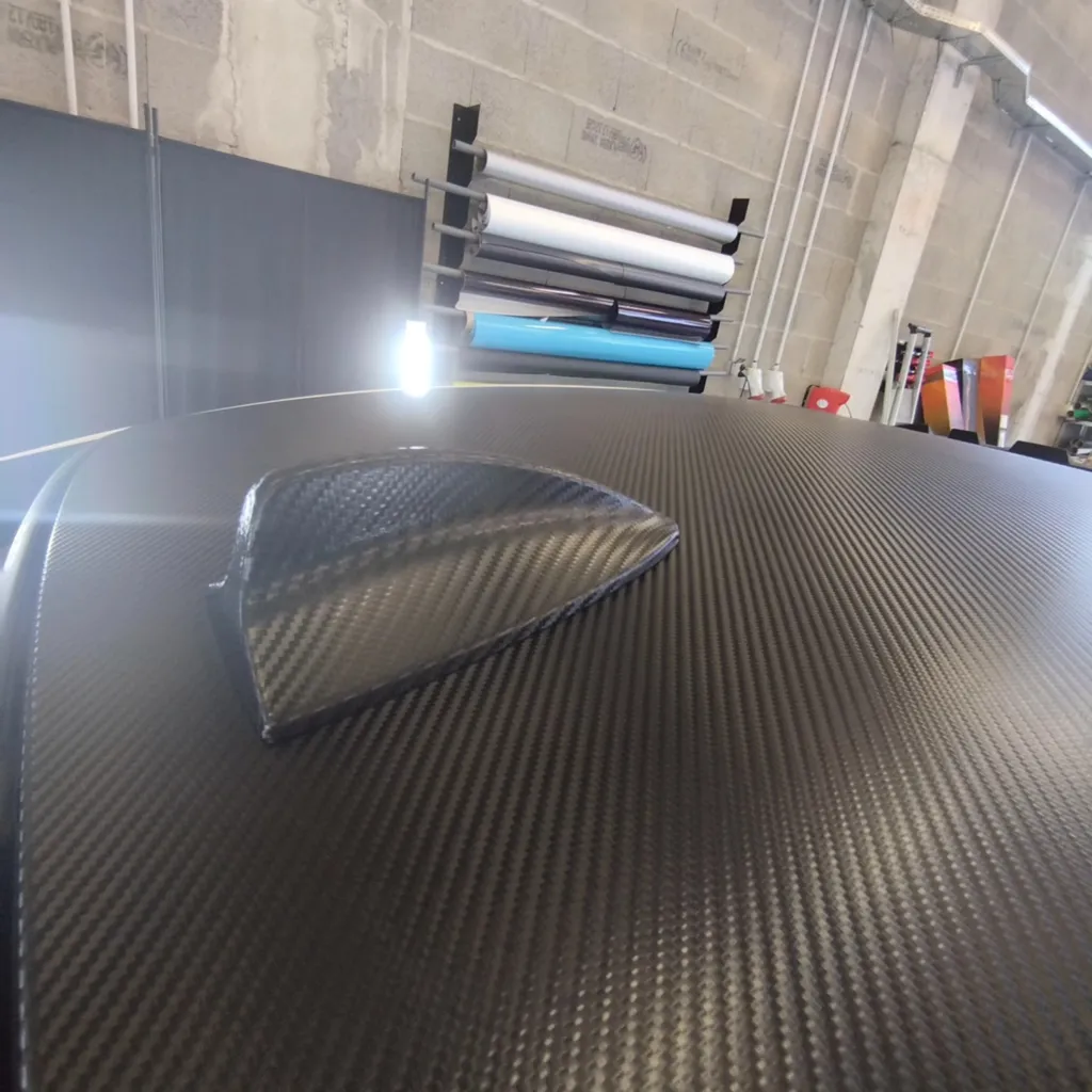 Covering carbone 3M satin sur toit et antenne de BMW M3 E92 à Clermont-Ferrand
