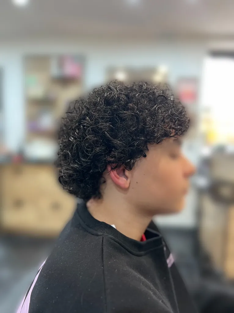 Redonner vie à vos boucles pour homme grâce à une coupe adaptée à votre texture de cheveux à Rognac