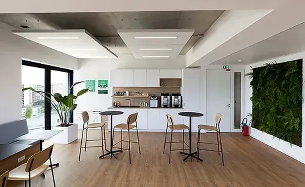Revêtement mural acoustique dans un  espace de coworking à Montpellier