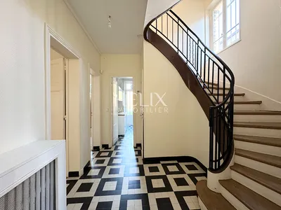 Charmante propriété bourgeoise sur trois niveaux  donnant sur un agréable jardin arboré clos de murs de pierre naturelle d'environ 350 M².