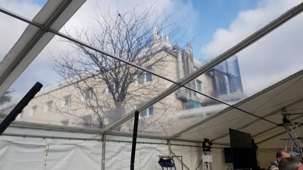 Location de chapiteau avec toits transparents