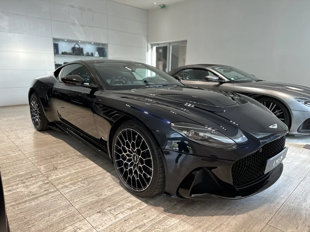 EMB detailing utilise Le Q² Infinite Base Type 1 qui est la première protection au monde à base de polysilanaze modifiée à la fluorine à Lyon