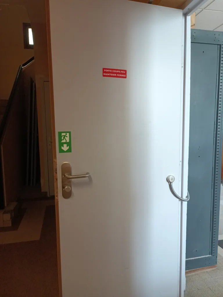 Equipement complet d'une porte avec contrôle d'accès ALCEA et mortaisage de la porte pour l'installation d'une serrure encastrée ABLOY KEL sur un site à Culoz Equipement complet d'une porte avec contrôle d'accès ALCEA et mortaisage de la porte pour l'installation d'une serrure encastrée ABLOY KEL sur un site à Culoz