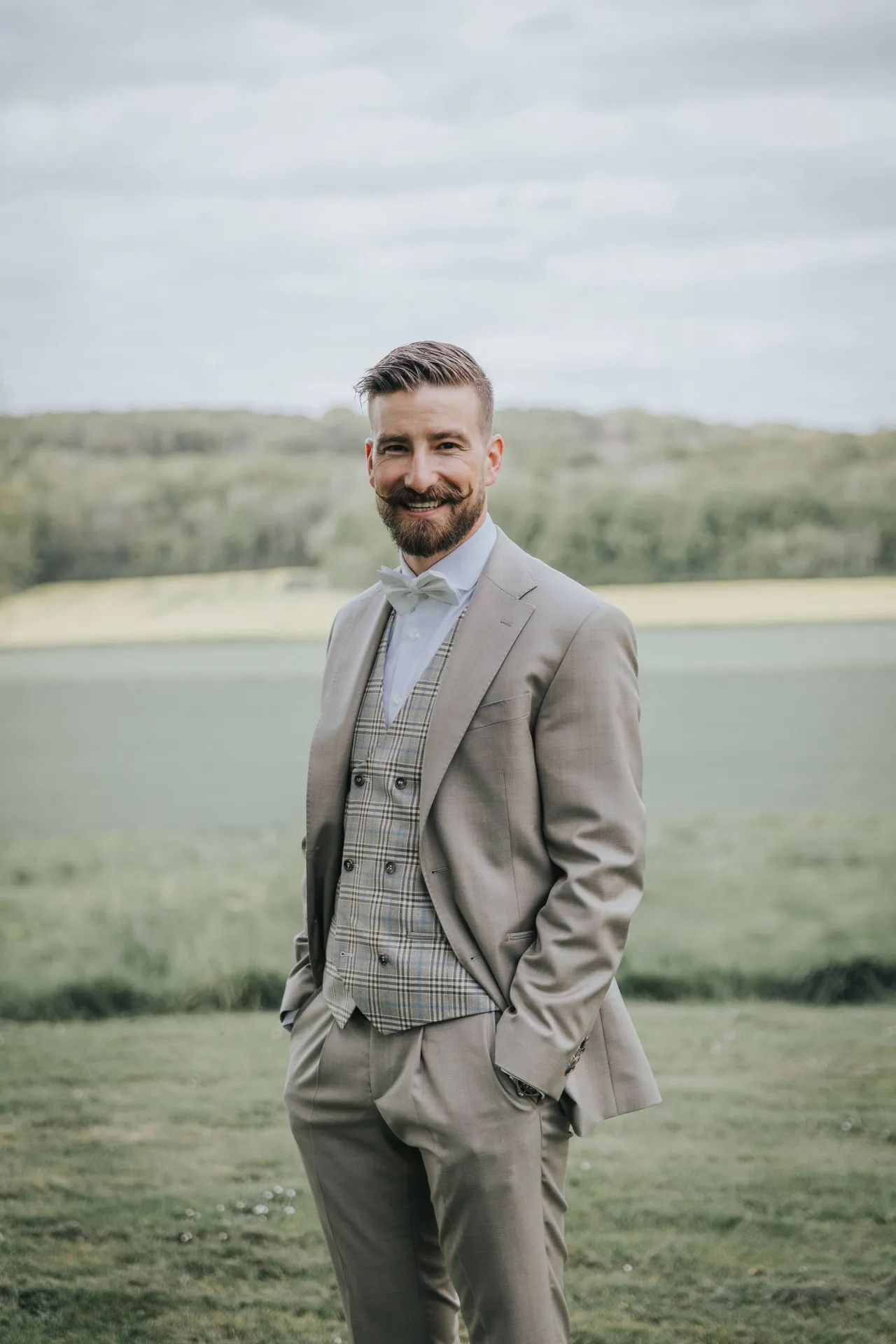 Costume de mariage sur mesure beige à Saint Germain en Laye proche de Poissy