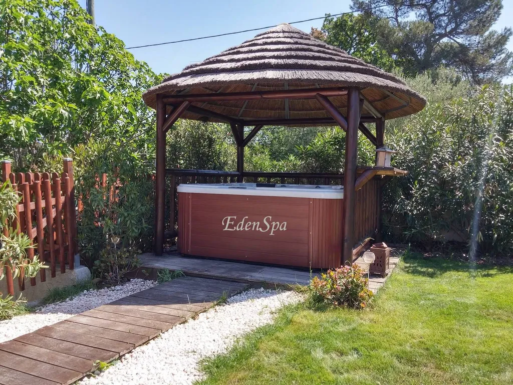 spa canada 5 places gazebo fuveau