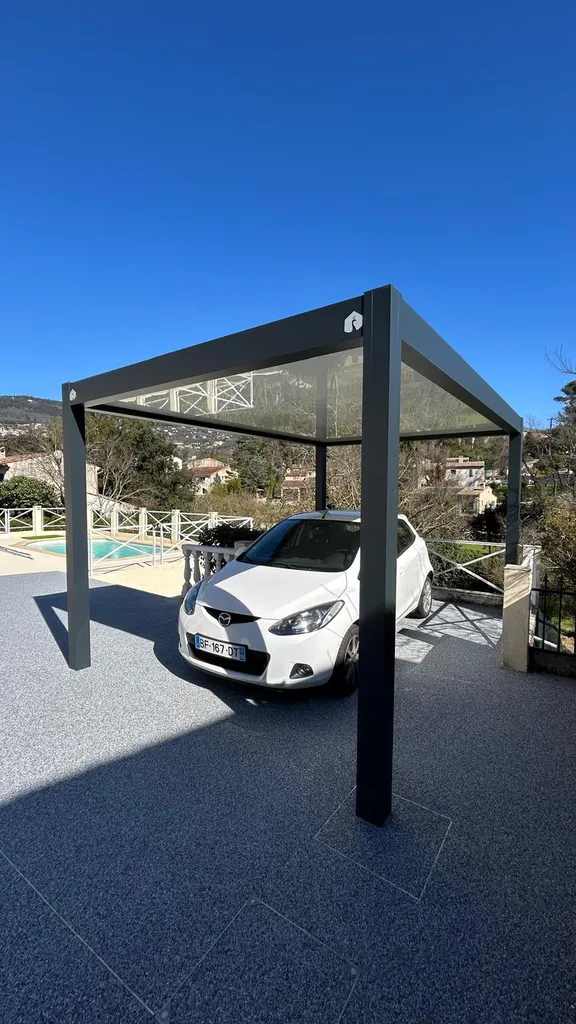 Installation d'un carport aluminium autoportant Tschoeppe à Ajaccio et en Corse-du-Sud : structure sans appui mural, sur mesure pour protéger votre véhicule toute l'année