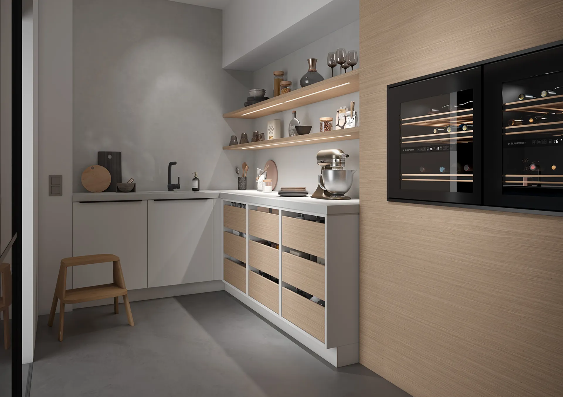 Cellier au style scandinave à proximité de la cuisine pour stocker de nombreux aliments et bénéficier d'un espace de préparer supplémentaire 