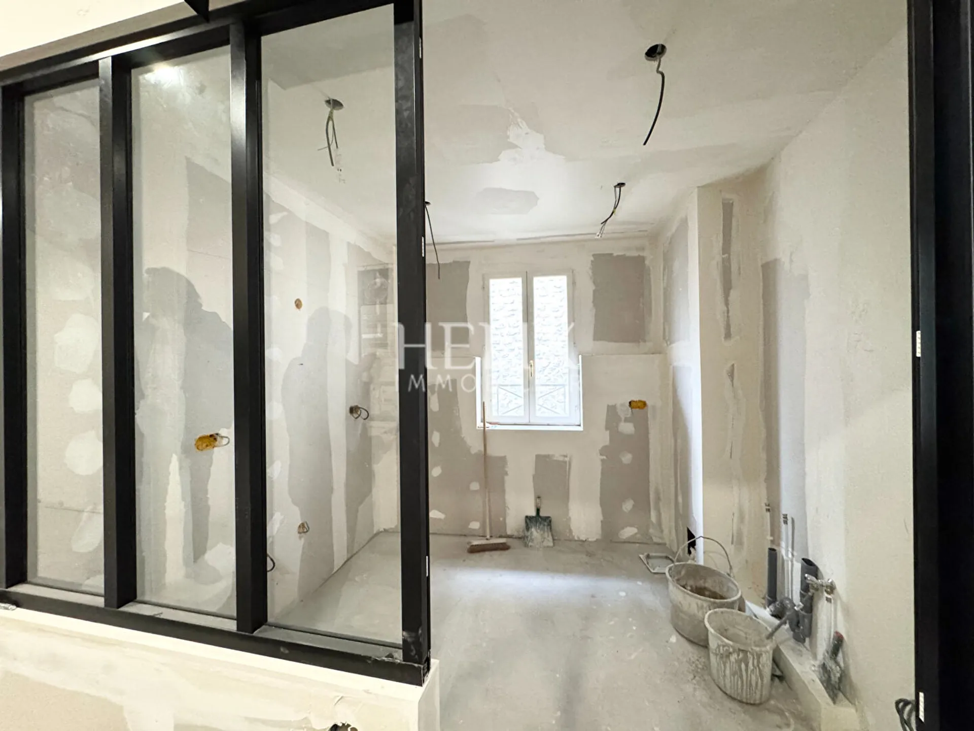 A vendre à Saint Germain en Laye, un appartement en duplex situé au 2ème 3ème et dernier étage d'un immeuble bien entretenu à Saint germain en Laye. 