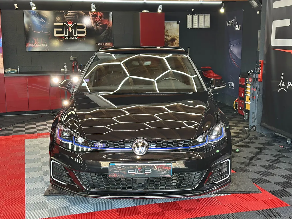 Restauration Volkswagen Golf GTE polissage Traitement céramique sur Lyon 